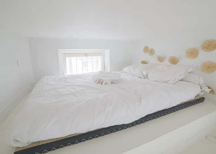 Beautiful And Bright Duplex Studio - - Welkeys Daire